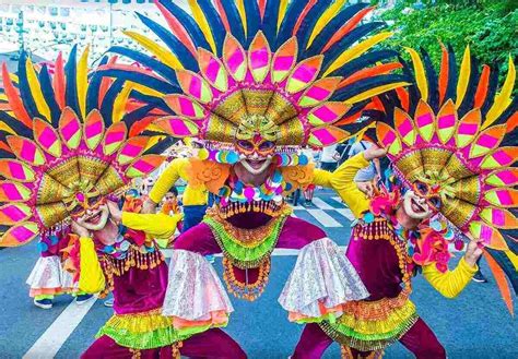Bailarines con máscaras brillantes y sonrientes.
