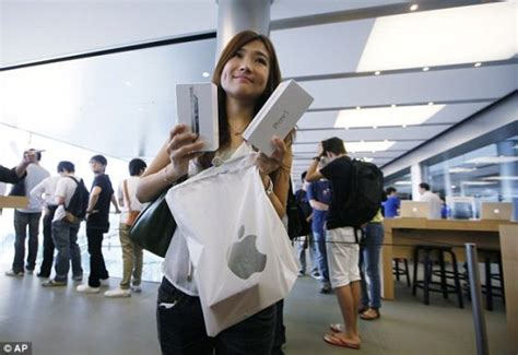 “私处特写”被店员看到 美国女子苹果店修手机发现真相 - 时刻新闻