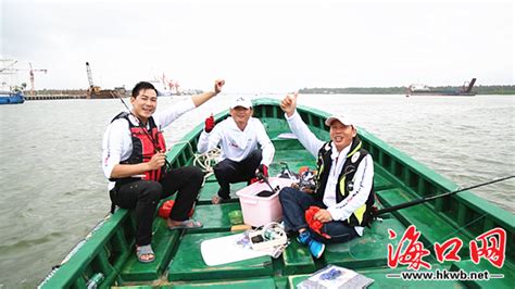 广东湛江4人海钓返航时落水遇险被安全救起_人员_救助_水域