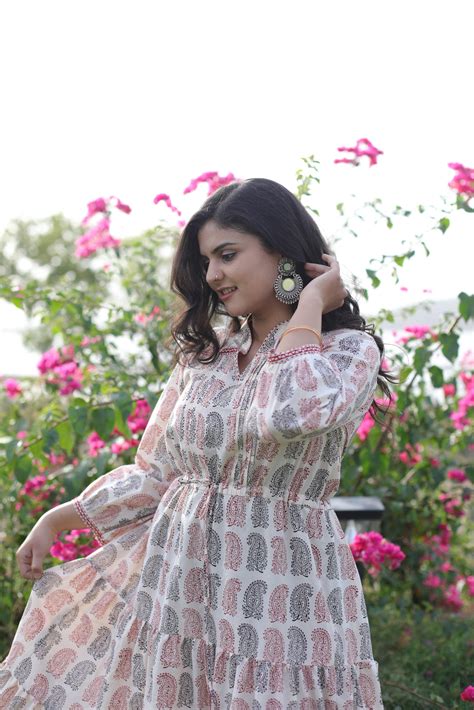 Bagh Print Off-white Paisley tier Dress – Tasveer