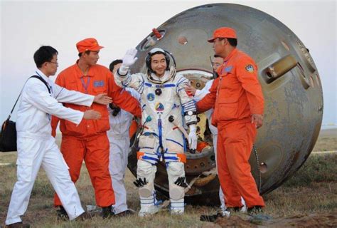 中国第一个出舱活动宇航员是谁_百度知道