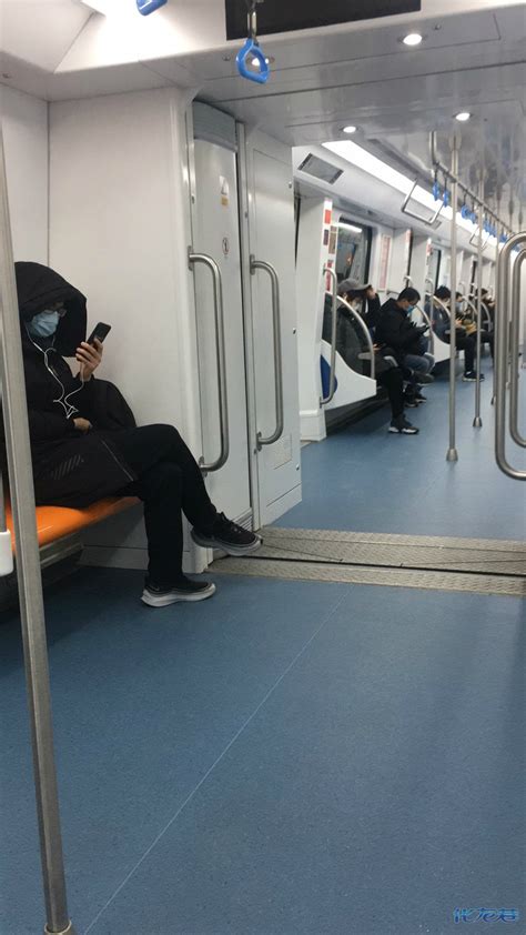 复工第一天，上班早高峰的常州地铁：乘客不多，都戴着口罩离得很远 - 新江南网 | 江南第一门户网站