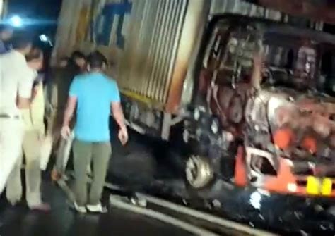 सुखतवा पुल के पास कंटेनर में लगी आग, दमकल और पुलिस ने किया राहत कार्य ...