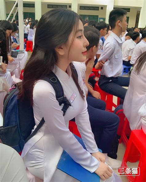 越南学生妹Phan发育良好传统服装完美展现S型身材- Cupsdaily