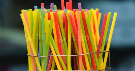 Trump se lanza contra... los popotes de papel: Alista orden para ...