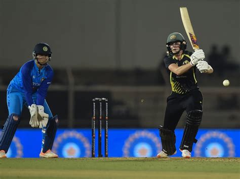 Monkey And Ass Funny Video Went Viral On Social Media - नटखट बंदर ने की ...