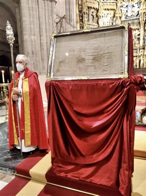 Una costurera riosellana crea el manto que cubre el sitial donde se ...