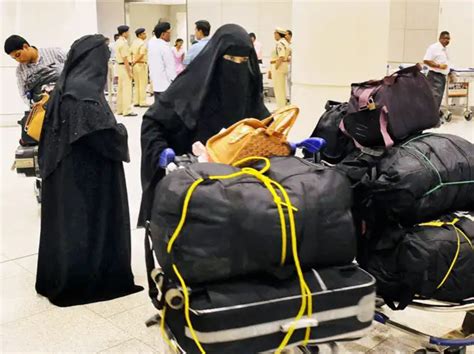 Evacuated Indian nationals from Yemen disembarking from INS Sumitra ...