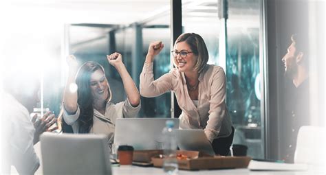 Happy People at Work 的图像结果