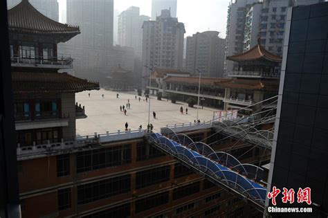 重庆22层楼间现悬空天桥 距离地高度68米(图)-搜狐新闻