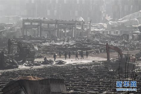天津爆炸现场附近 消防车被炸毁[2]- 中国日报网