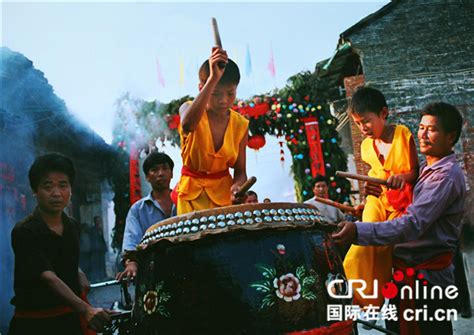 柳州人唱山歌过国庆，一路唱歌一路游，几多欢喜在心头 - YouTube