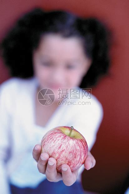 手拿苹果的女孩高清图片下载-正版图片501491484-摄图网