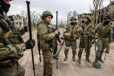 俄乌战场上，士兵都拿着手机，有影响吗？|无人机|士兵|手机_新浪新闻