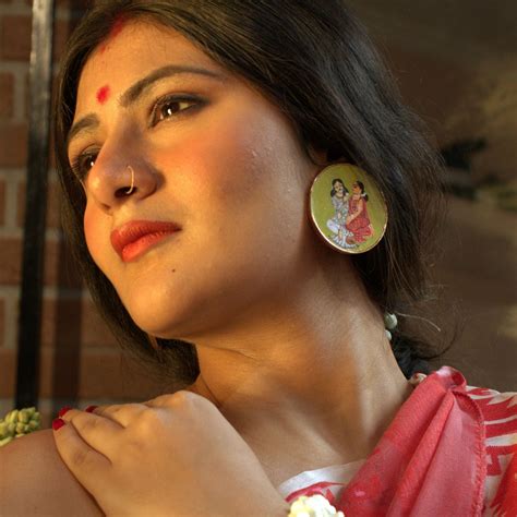 "Aparupa Chaitra" Hand-painted Earring – BUTTERFLY TREE