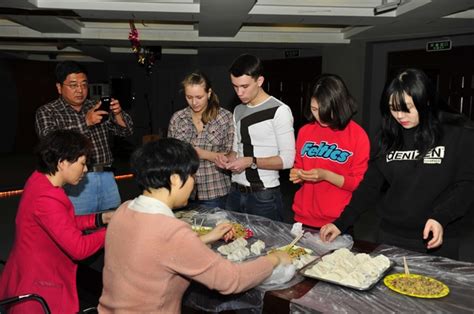 留学生包饺子 体验中国传统饮食文化-齐齐哈尔大学新闻网