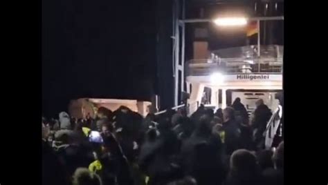 HAOS U NEMAČKOJ: LJuti poljoprivrednici blokirali pristanište u luci ...