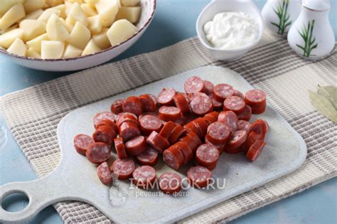Колбаски охотничьи с картофелем в горшочке — рецепт с фото пошагово ...
