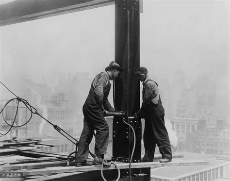 老照片：建筑工人如何在没有安全保护的年代建造了纽约的摩天大楼 - 知乎