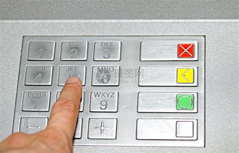 键盘银行妇女佩戴橡皮手指按自动取款机按钮器高清图片下载-正版图片308057445-摄图网