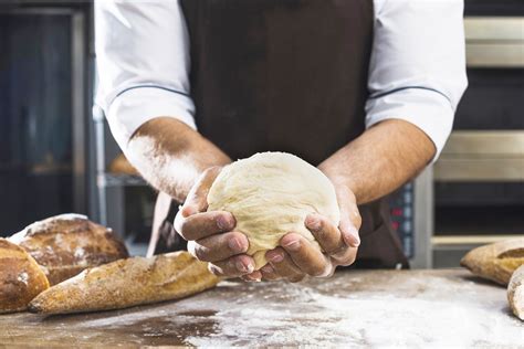 面包师在厨房里用铸模切面团高清图片下载-正版图片501846886-摄图网