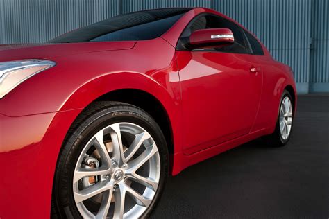 2010 Nissan Altima gets new look and features