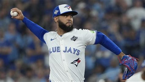 Chicago White Sox sign former Toronto Blue Jays right-handed reliever