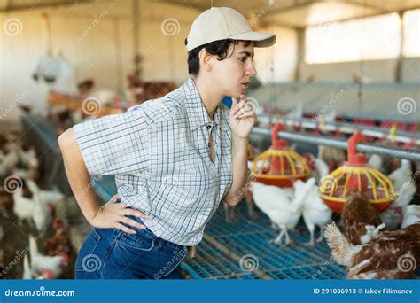 Mujer Latina Sonriente Con Camisa De Manteca Trabajando En Una Granja ...