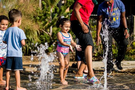 Outdoor Water Playing 的图像结果
