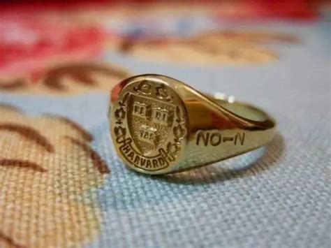 厂家批发大学毕业纪念戒指不锈钢戒指钛钢指环毕业礼物学校LOGO-阿里巴巴