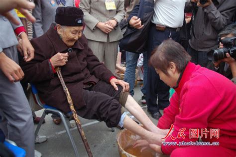 湖北襄樊：万名志愿者为老人洗脚捶背(组图)-搜狐新闻