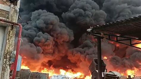 Alwar Behror Fire: बहरोड़ में प्लास्टिक पाइप बनाने वाली फैक्ट्री में ...