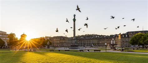 https://www.stuttgart-tourist.de/images/z%21duflfw6vo-/sonnenaufgang-ueber-dem-schlossplatz-in-stuttgart-mit-der-jubilaeumssaeule-und.jpg
