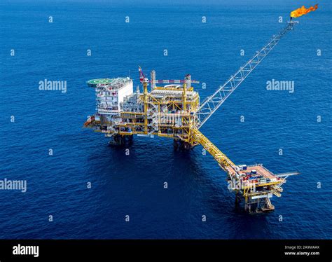 Large offshore drilling rig Stock Photo - Alamy