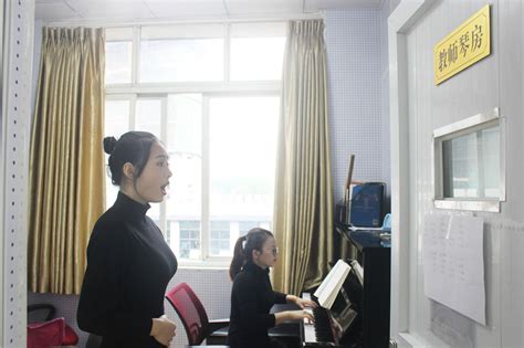 中国音乐学院声乐歌剧系龚荆忆副教授应邀到我校讲学 - 附属中等艺术学校