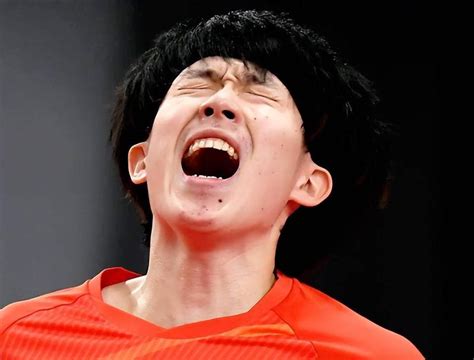 世界杯：王楚钦4-2逆转张本智和，勇夺男单冠军，一个月豪夺三冠_腾讯新闻