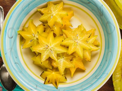 What Does a Starfruit Taste Like: Exotic Flavor Uncovered
