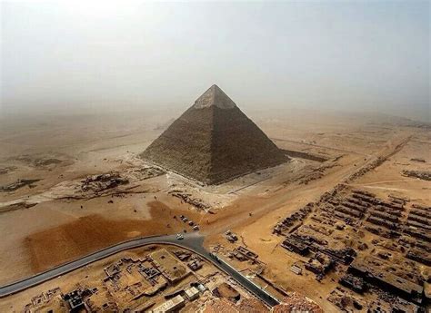 从 古夫金字塔 Cheops_Pyramid 顶俯瞰吉萨金字塔群，#埃及 #Egypt #吉萨市 #Giza，摄影师仅用8分钟便登顶146米高 ...