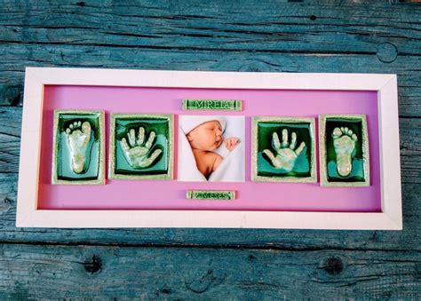 Huellas de bebés en arcilla realizadas de forma artesanal
