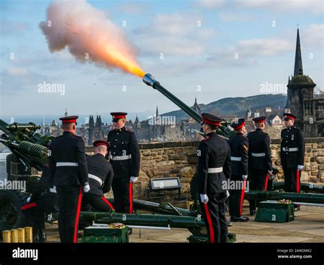 21 gun salute edinburgh castle hi-res stock photography and images - Alamy