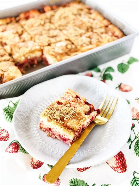 strawberry rhubarb cake with jello