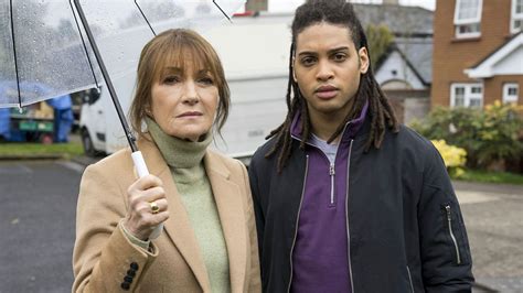 Harry Wild (S03E03): Lights, Camera, Murder Summary - Season 3 Episode ...