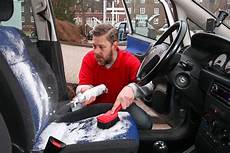 kunststoff im auto reinigen raus mit dem mief im auto bilder autobild de kunststoff im auto reinigen raus mit dem mief im auto bilder autobild de