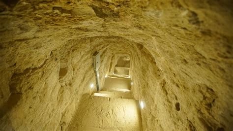 Inside a Step Pyramids 的图像结果