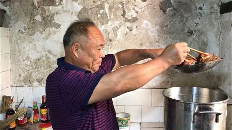 河南南阳：当厨师30多年的农村老师傅做酱香猪蹄，这手法真不一般 - YouTube