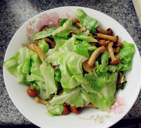 【卷心菜炒滑子蘑的做法步骤图，怎么做好吃】素心生活_下厨房