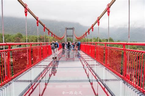 丽江最美的大峡谷，悬崖玻璃桥让人“吓破胆”！_东巴