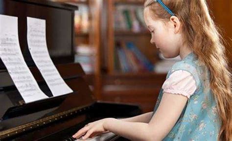 这个女孩弹钢琴照片-正版商用图片1p00fe-摄图新视界