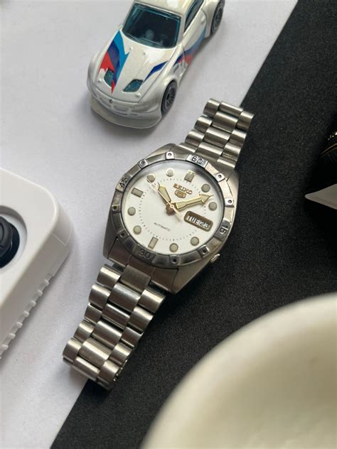 Seiko 5 - White Dial with Fixed Diver Bezel (Pre Owned) – watchtopia.in