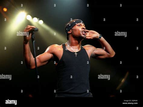 D'ANGELO SINGER, PERFORMING ON STAGE AT THE BRIXTON ACADEMY Stock Photo ...